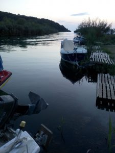 Ήπειρος - Ο Αχέροντας ποταμός με βάρκες στο ηλιοβασίλεμα